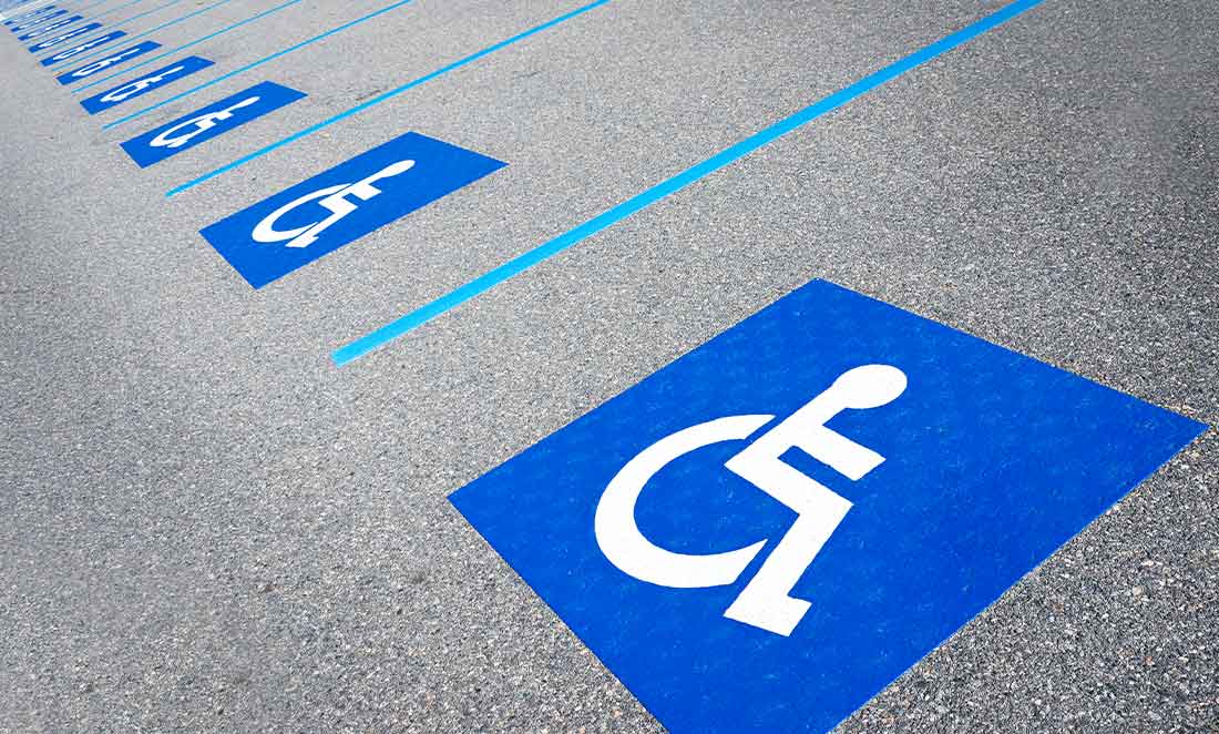 fileira-de-vagas-de-estacionamento-exclusivas-para-pcd-com-simbolo-internacional-de-acesso-ilustrando-a-lei-brasileira-de-inclusao