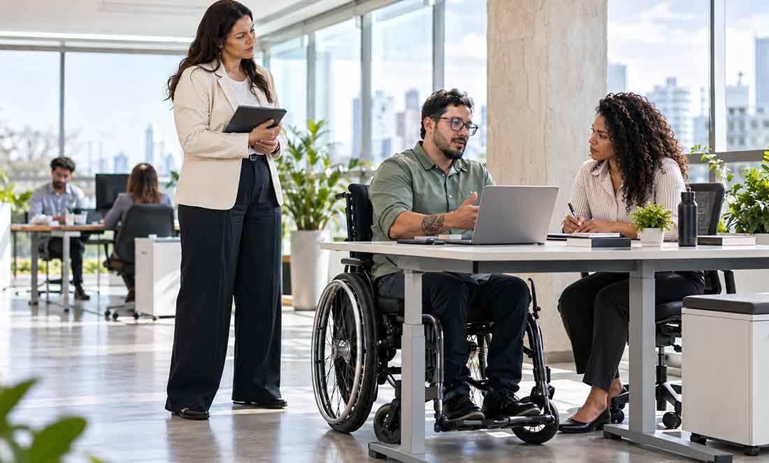 profissional em cadeira de rodas participa de reunião em ambiente corporativo com acessibilidade nas empresas